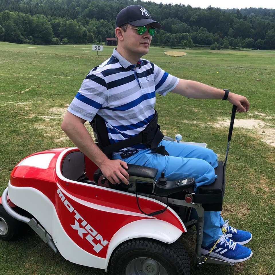 Mensch mit Behinderung im speziellen E-Rollstuhl für Golf
