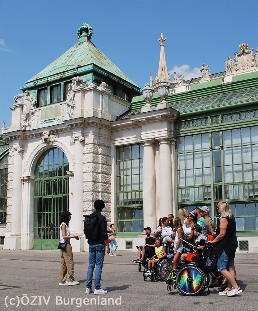 019 - im Burggarten, vor dem Palmenhaus