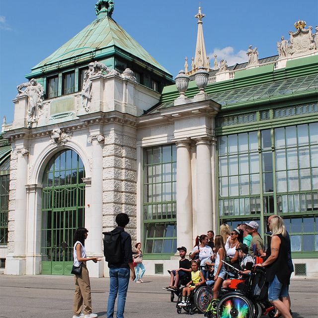 019 - im Burggarten, vor dem Palmenhaus