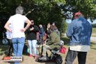 plaudernde Menschen beim Rastplatz