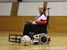 E-Rolli Fahrer mit Ball