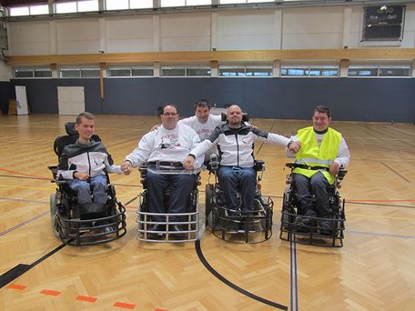 E-Rollstuhl Fußball Team kurz nach der Gründung. 4 Rollstuhlfahrer im Elektrorollstuhl in der Halle vom Viva in Steinbrunn