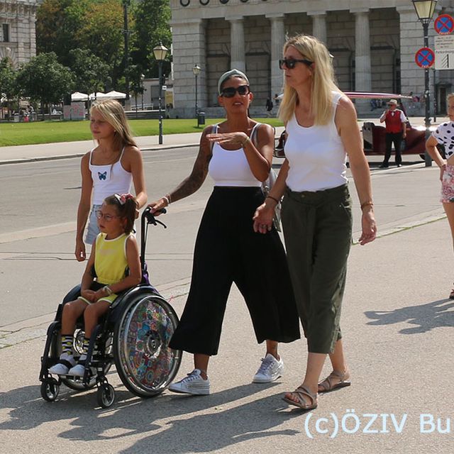 042 - der Weg über den Heldenplatz ist sonnig und heiss