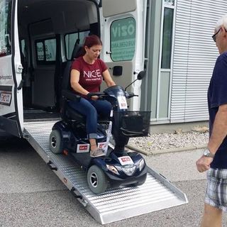 Tamara Kreuz und Johann Groß mit Rollstuhltransporter