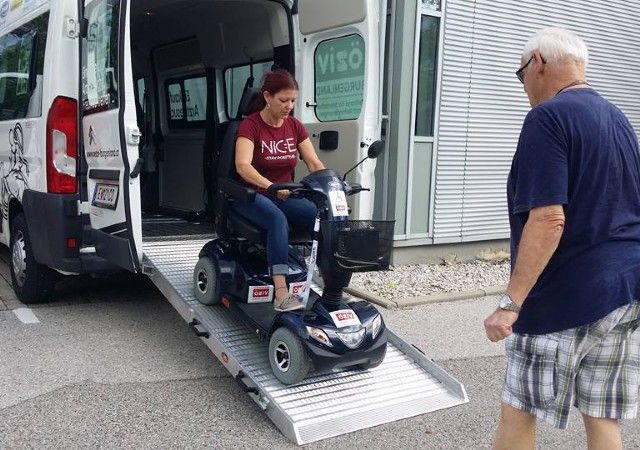 Tamara Kreuz und Johann Groß mit Rollstuhltransporter
