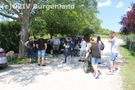 Menschen suf dem Parkplatz