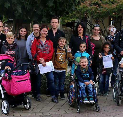Gruppenbild vor dem Eingang