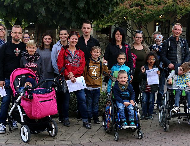 Gruppenbild vor dem Eingang