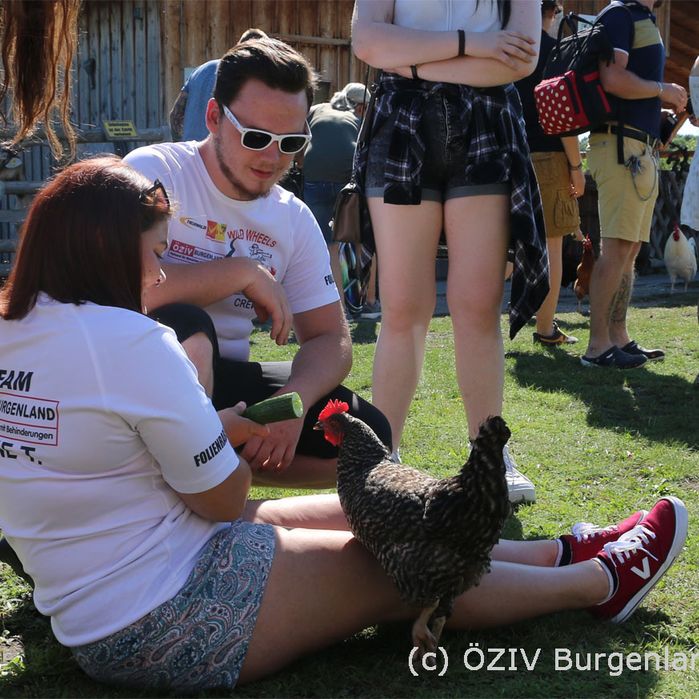 Kind mit Huhn