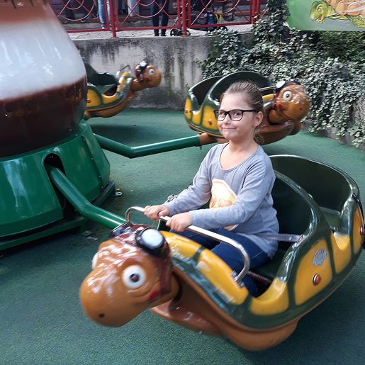 Mädchen in Ringelspiel
