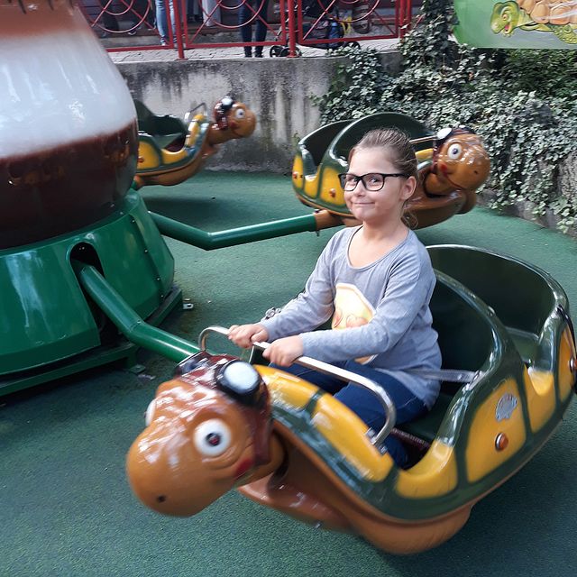 Mädchen in Ringelspiel