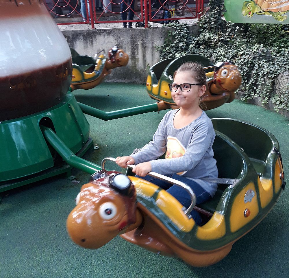 Mädchen in Ringelspiel