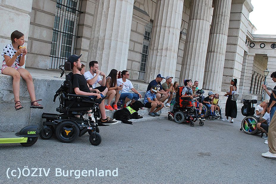 034 - Schattenplatzerl auf dem Heldenplatz