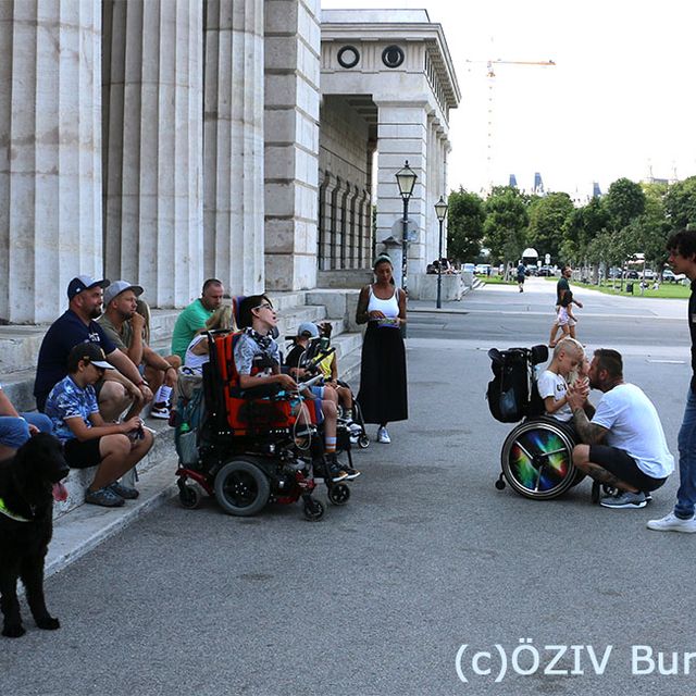 037 - Schattenplatzerl auf dem Heldenplatz