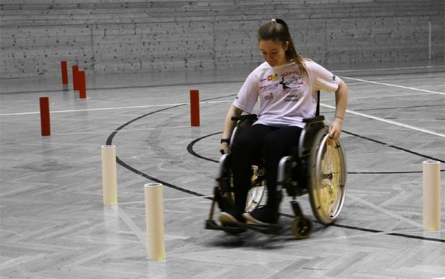 Rollstuhlfahrerin im Parcours