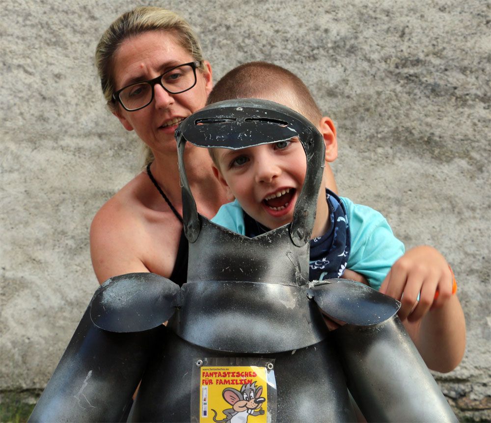 Bub mit Ritterrüstung