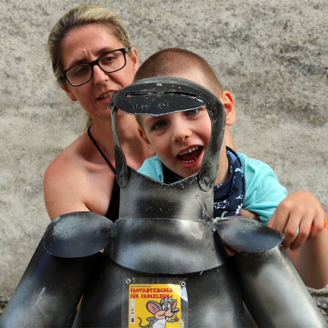 Bub mit Ritterrüstung