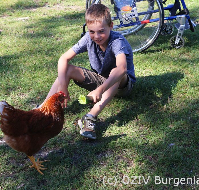 Kind mit Huhn