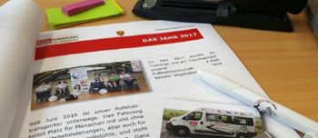 Fotos eines aufgeschlagenen Tätigkeitsberichtes