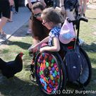 Kind im Rollstuhl mit Huhn