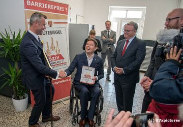 BM Hofer und Hans-Jürgen Groß bein Handshake