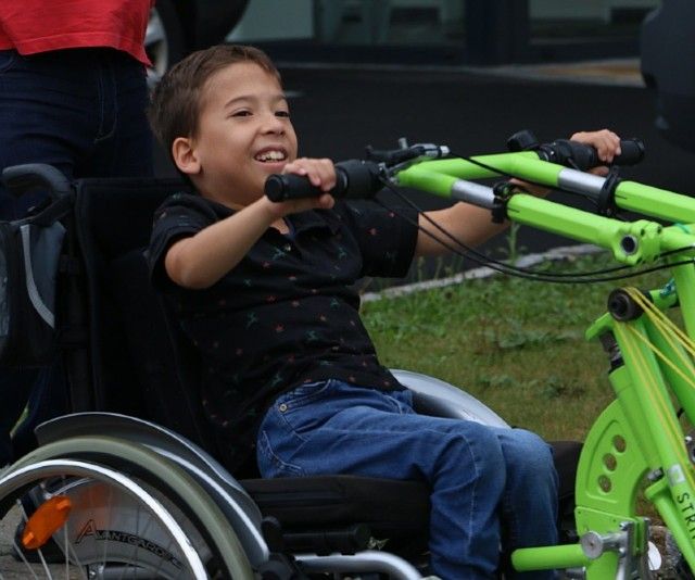 Bub auf Stringbike