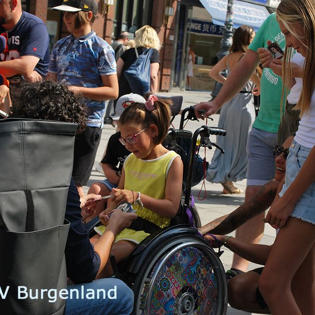 060 - auch Julia darf sich ein Bild aussuchen