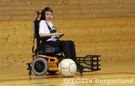 E-Rolli Fahrer mit Ball