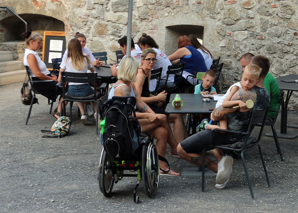 Gruppe im Gastgarten des "Grenadier"