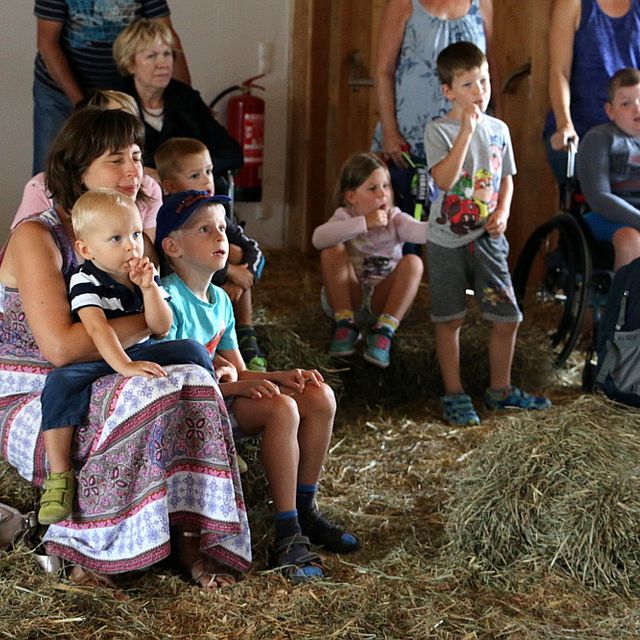 Familie bei der Filmvorführung