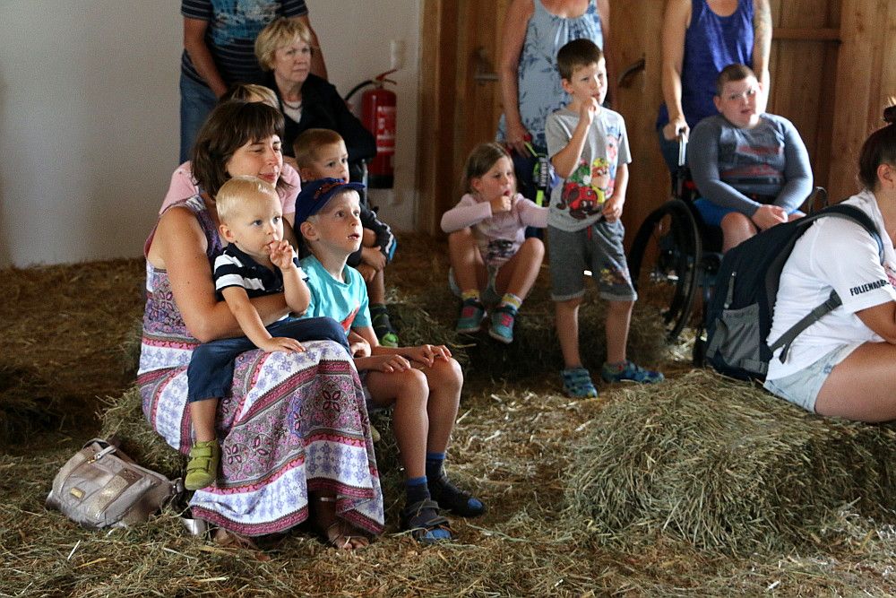 Familie bei der Filmvorführung